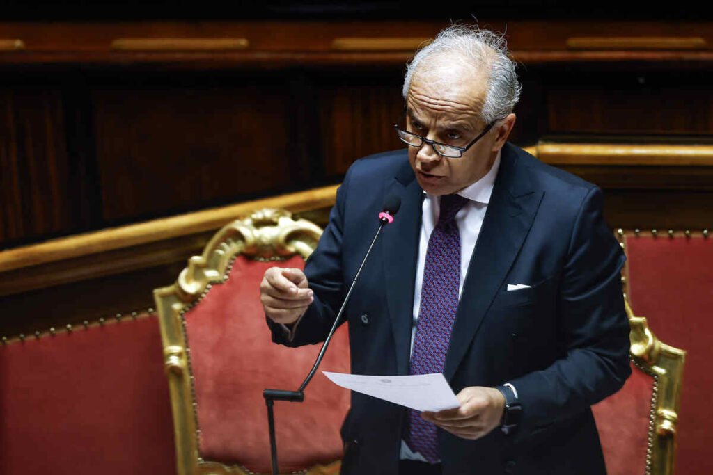 Matteo Piantedosi tiene un discorso al Senato