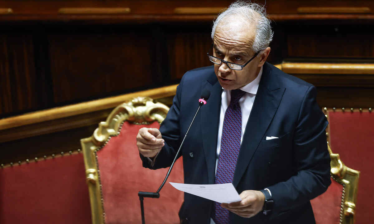 Matteo Piantedosi tiene un discorso al Senato