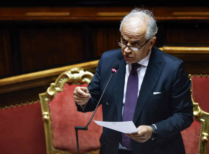 Matteo Piantedosi tiene un discorso al Senato