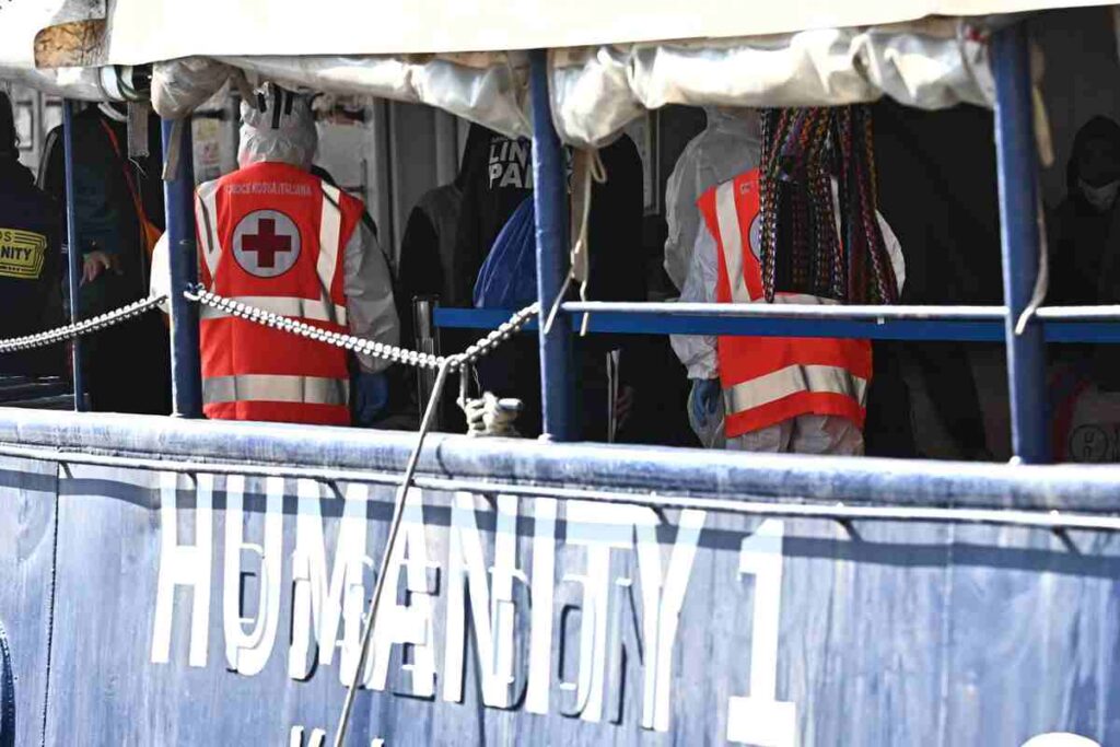 Alcuni migranti a bordo della nave Humanity 1
