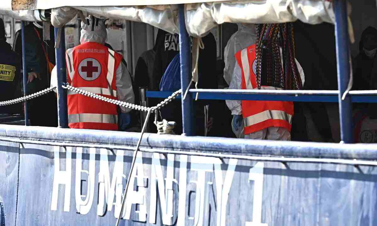 Alcuni migranti a bordo della nave Humanity 1