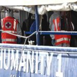 Alcuni migranti a bordo della nave Humanity 1