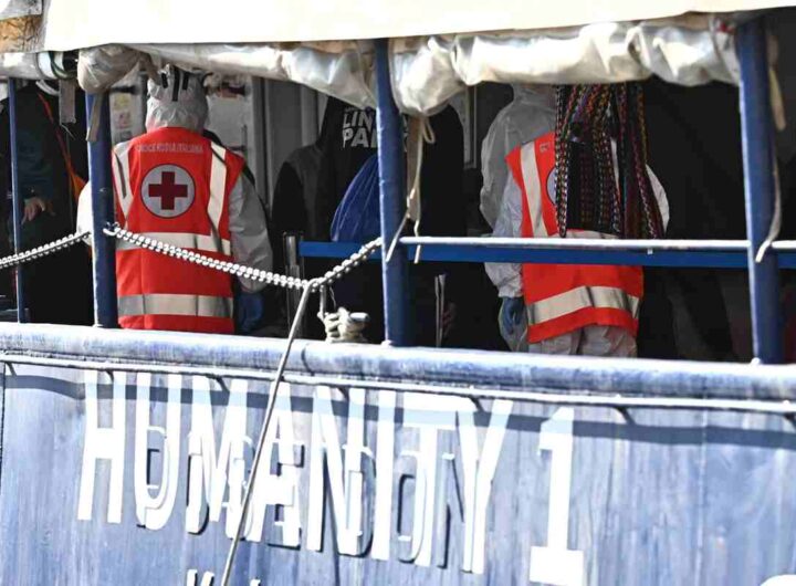 Alcuni migranti a bordo della nave Humanity 1