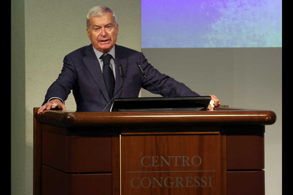 Carlo Sangalli tiene un discorso