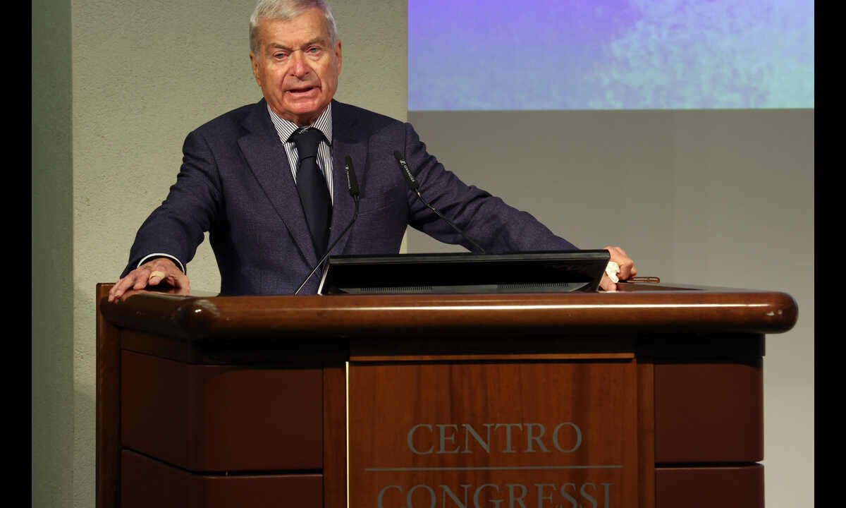 Carlo Sangalli tiene un discorso