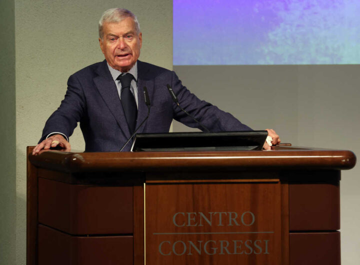 Carlo Sangalli tiene un discorso