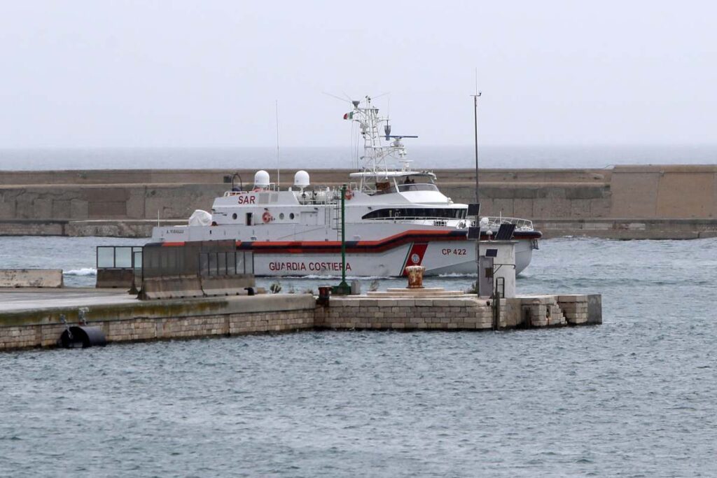 Migranti al porto di Bari