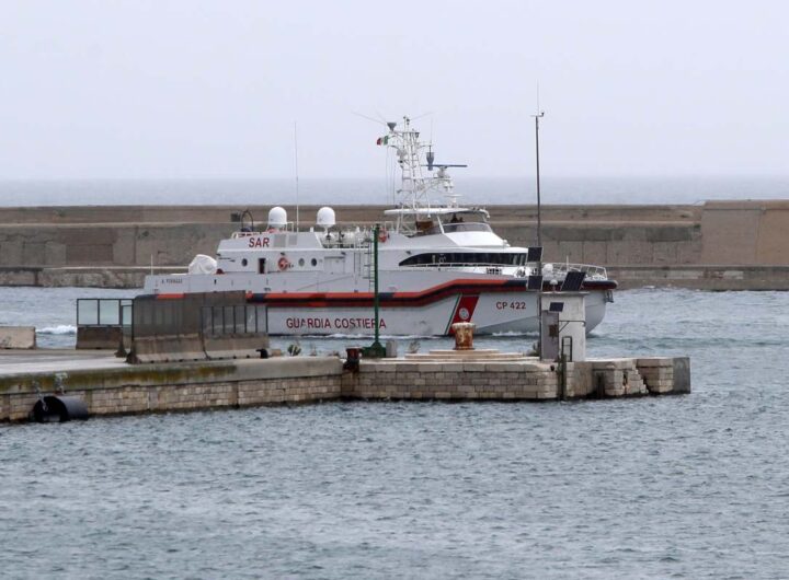 Migranti al porto di Bari
