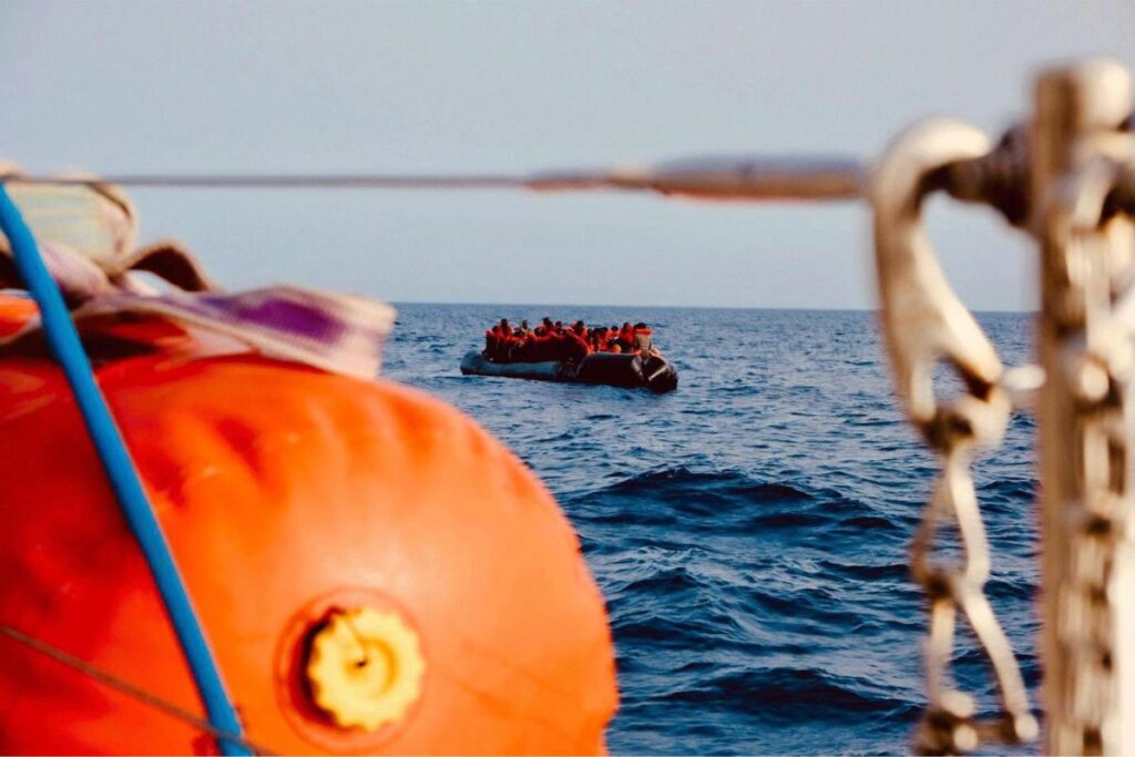 Il Veliero Nadir soccorre un gommone in mezzo al mare