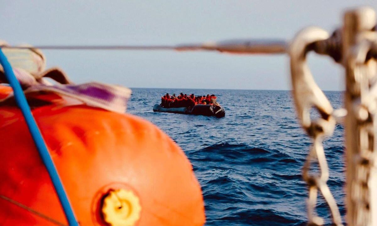 Il Veliero Nadir soccorre un gommone in mezzo al mare