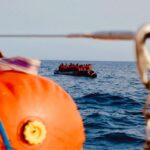 Il Veliero Nadir soccorre un gommone in mezzo al mare