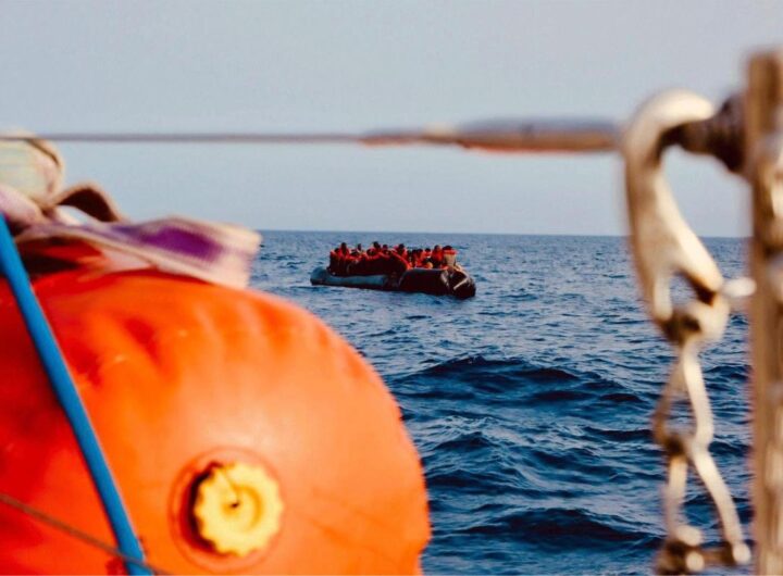 Il Veliero Nadir soccorre un gommone in mezzo al mare
