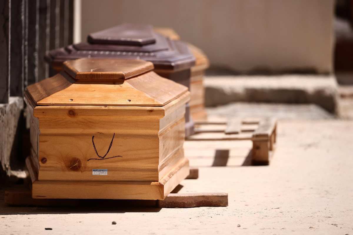 Alcune bare dei migranti morti durante il naufragio del 13 agosto a largo di Lampedusa