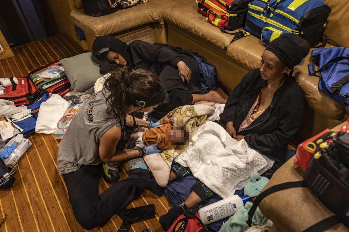 Dei migranti soccorsi dal veliero Astral di Open Arms